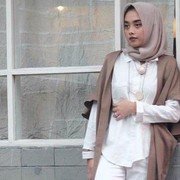 6 Inspirasi Outfit Kantor ala Nabila Hatifa, Casual dan Elegan!