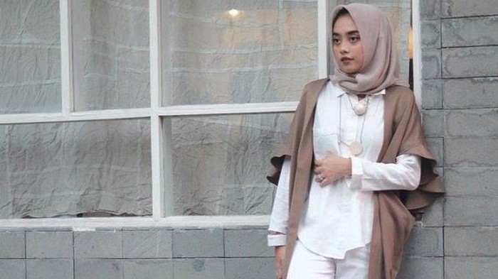 6 Inspirasi Outfit Kantor ala Nabila Hatifa, Casual dan Elegan!