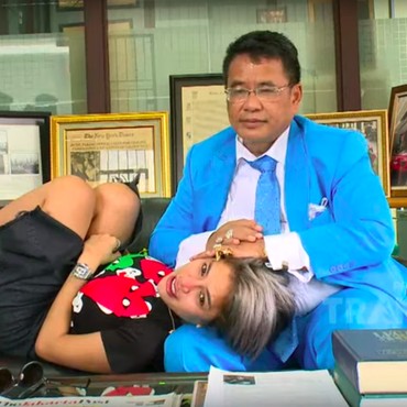 Rebahan Manja di Paha Hotman, Nikita Mirzani Minta Dibacakan Dongeng