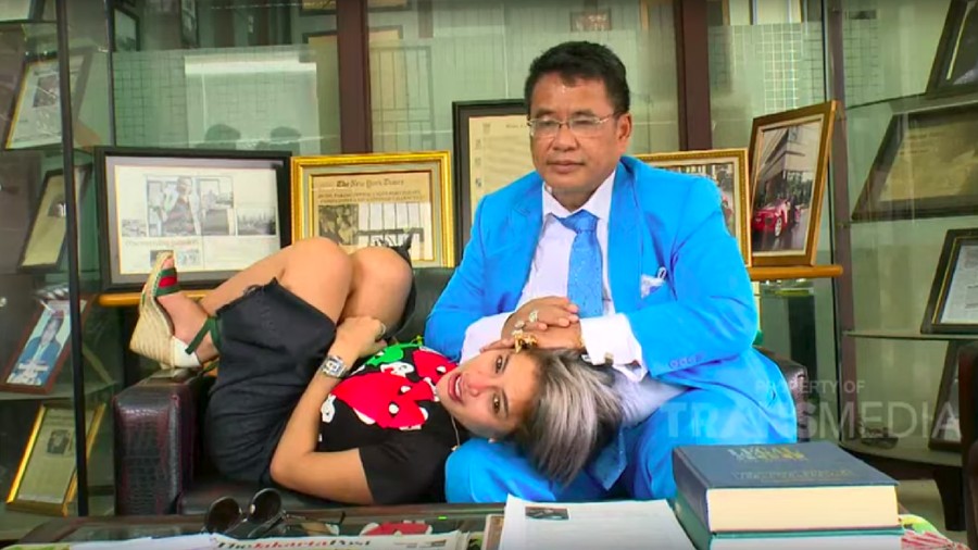 Berbeda dengan Barbie Kumalasari, Nikita Mirzani tampak santai dan nyaman ketika dirinya tidur di atas paha Hotman Paris.