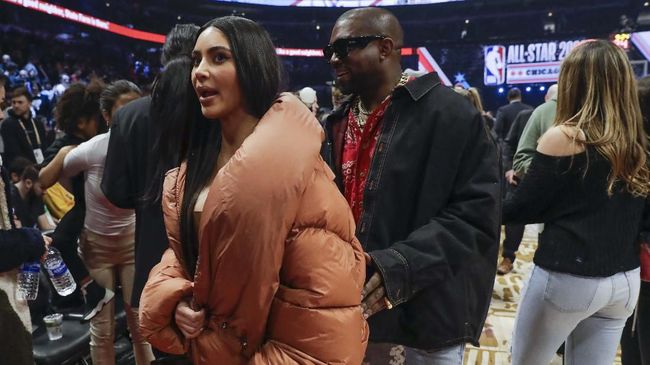 Usai bertemu Kanye West dan berbincang dengan emosional, Kim Kardashian pulang ke LA tanpa suaminya itu.