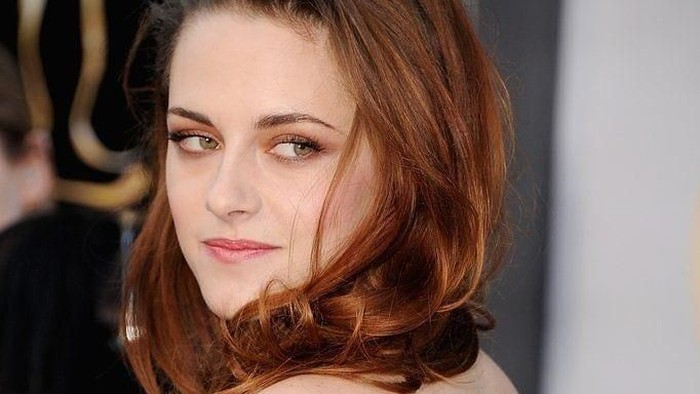 Tampil Lebih Feminin di Premiere Charlie's Angels, Kristen Stewart Mencuri Perhatian!