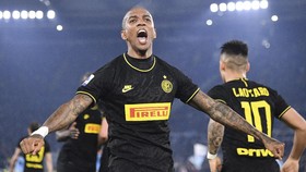 Kisah Ashley Young Bertahan di Pusat Penyebaran Corona