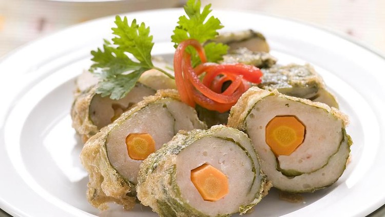 Bunda sedang mencari resep makanan, untuk menu bekal si kakak? Coba cek resep bayam gulung cumi yang satu ini deh, Bun. Selain enak, bentuknya juga unik.