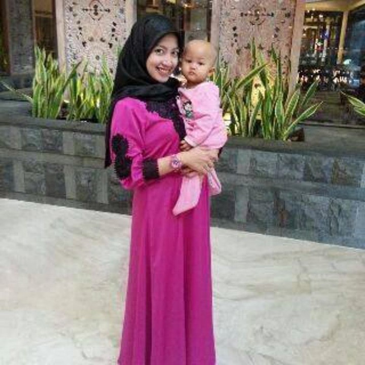 <p>Bunda pasti masih ingat penyanyi cilik yang satu ini? Ya, Maissy. Dahulu ia dikenal lewat lagu Ci Luk Baa. Beranjak dewasa, Maissy kini berprofesi sebagai dokter dan menikah di 2014. Ia pun kini menjadi seorang ibu.</p>