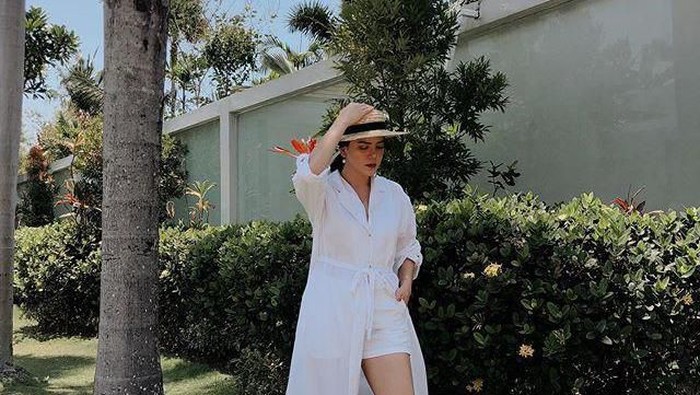 Inspirasi Mix & Match Outfit Putih ala Alice Norin