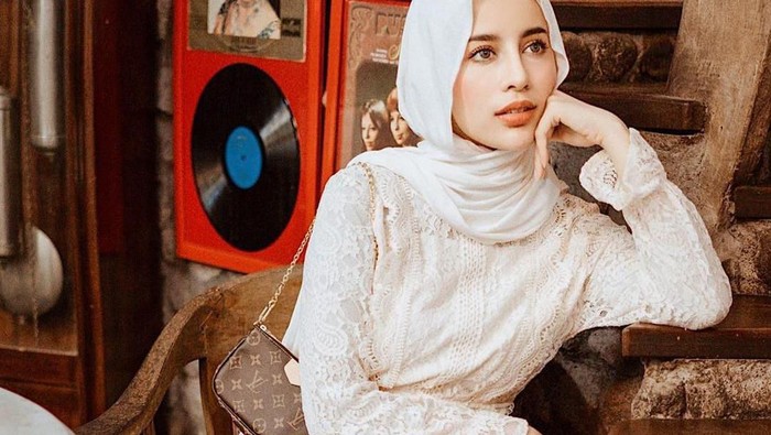 Look Hijab Aghnia Punjabi, Simple Tapi Tetap Elegan