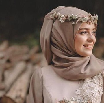 Tampil Cantik dengan Flower Crown, Aksesoris Pelengkap Hijab Kondangan