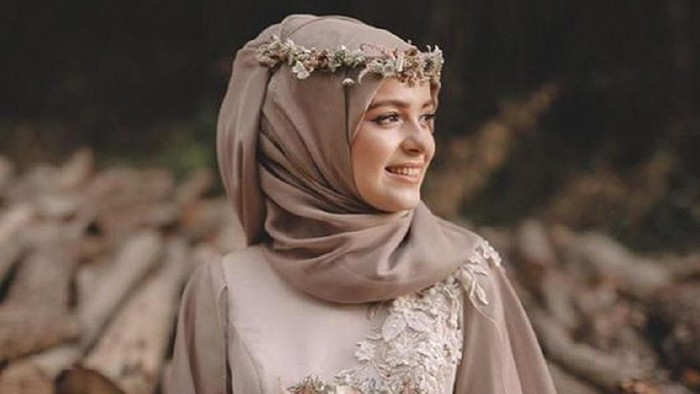 Tampil Cantik dengan Flower Crown, Aksesoris Pelengkap Hijab Kondangan