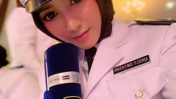 Gaya Hijab Kepala Desa Cantik, Angel Emythasari