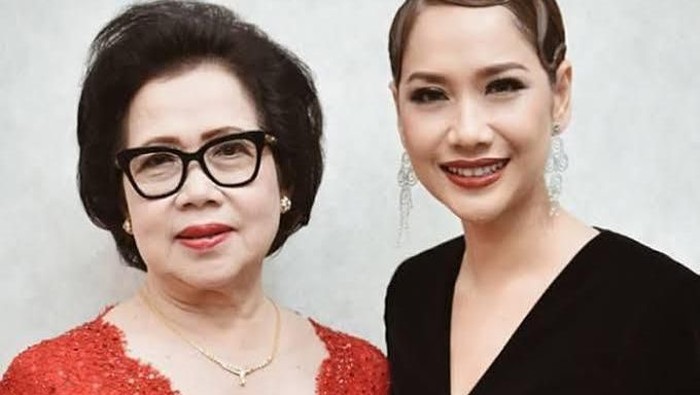 Potret Emmy Syarif, Ibunda BCL yang Cantik & Awet Muda