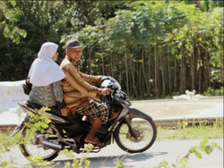 Berboncengan Mesra