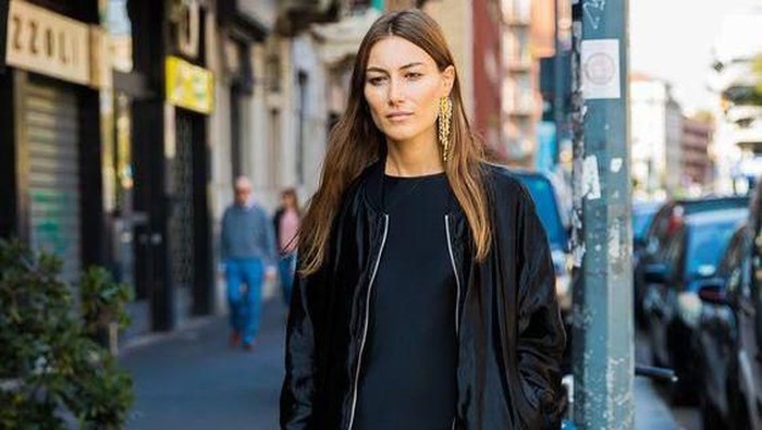 5 Inspirasi Padu Padan Pakai Little Black Dress yang Bisa Kamu Coba!