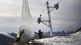 FOTO: Resor Ski Mulai Kekurangan Salju