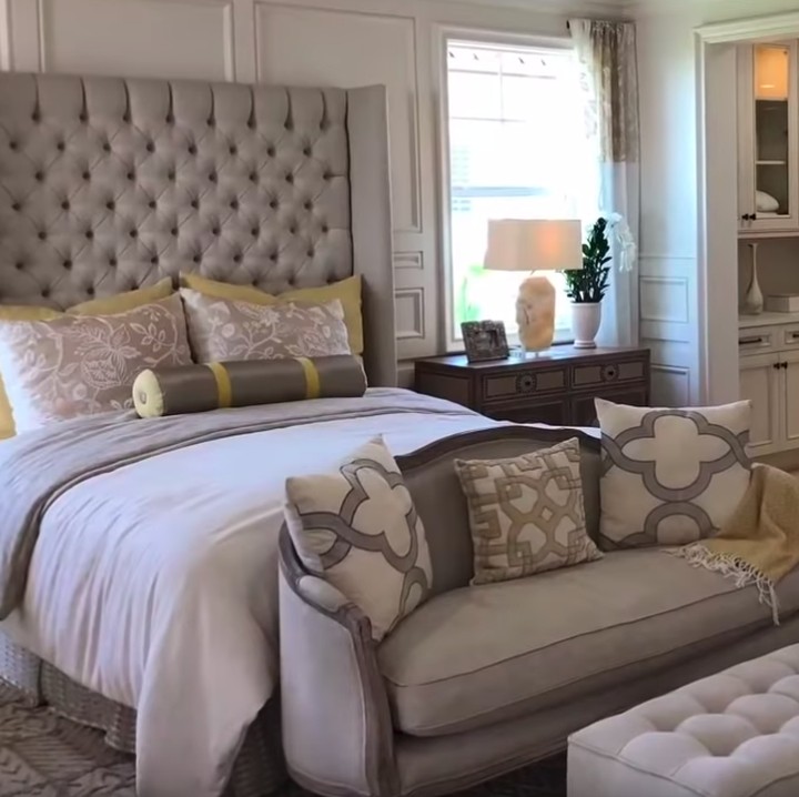 <p>Ini master bedroom-nya alias kamar tidur utamanya nih, Bunda. Interiornya benar-benar mewah. (Foto: YouTube)</p>