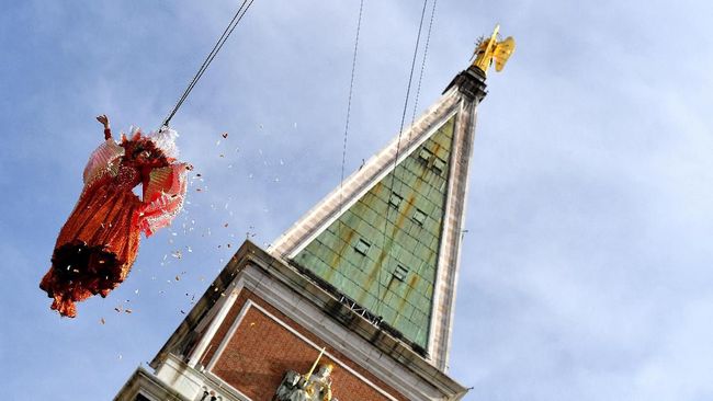 'Malaikat' Terbang Buka Venice Carnival 2020 Venice Carnival (Karnaval Venesia) dibuka dengan pertunjukan