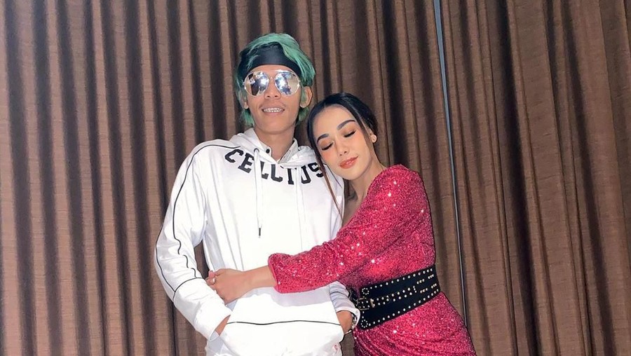 Bebby Fey pamer foto dengan Atta Halilintar KW.