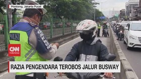 VIDEO: Pengendara Panik & Hindari Razia di Jalur Busway