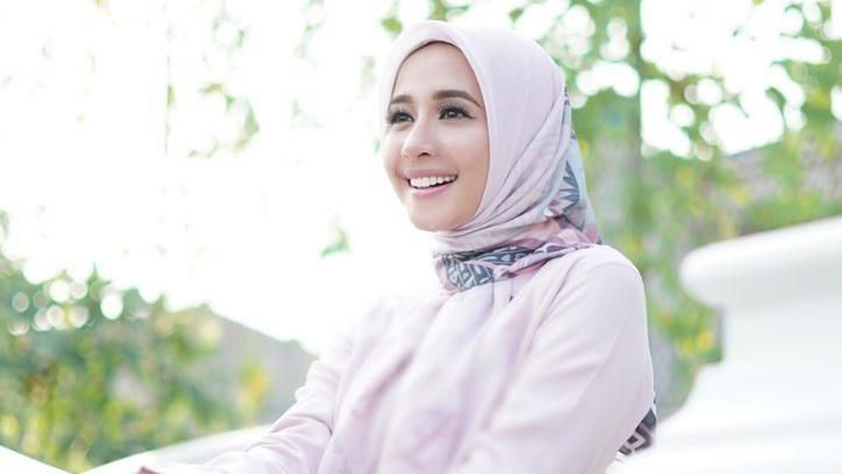 Tengah diterpa isu terkait keretakan rumah tangganya&comma; berikut lima potret cantik aktris&comma; Laudya Cynthia Bella&comma; usai menikah dengan sang suami&comma; Engku Emran&period;