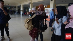 Tangis Haru Keluarga Sambut Mahasiswa Aceh Pulang dari Wuhan