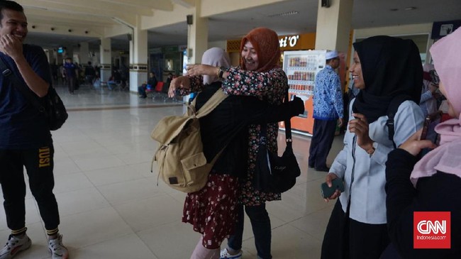 Delapan mahasiswa asal Aceh selesai menjalani masa observasi di Natuna untuk mencegah penyebaran virus corona. Keluarga menyambut penuh haru.
