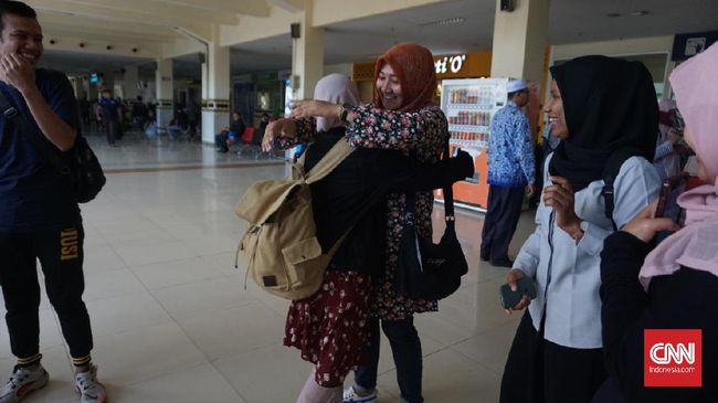 Tangis Haru Keluarga Sambut Mahasiswa Aceh Pulang dari Wuhan Delapan mahasiswa asal Aceh selesai menjalani masa observasi di Natuna untuk mencegah penyebaran virus corona. Keluarga menyambut penuh haru.