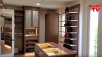 <p>Bagian closet room yang didesain seperti penyimpanan aksesoris di butik brand terkenal. Di akhir video, Uya Kuya bilang ia masih berharap dan mengkhayal punya rumah tersebut mengingat harganya yang begitu fantastis. Kita doakan semoga bisa membeli rumah tersebut ya. (Foto: YouTube)</p>