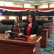 Gaya Berkelas Tina Toon yang Resmi Jadi Anggota Dewan