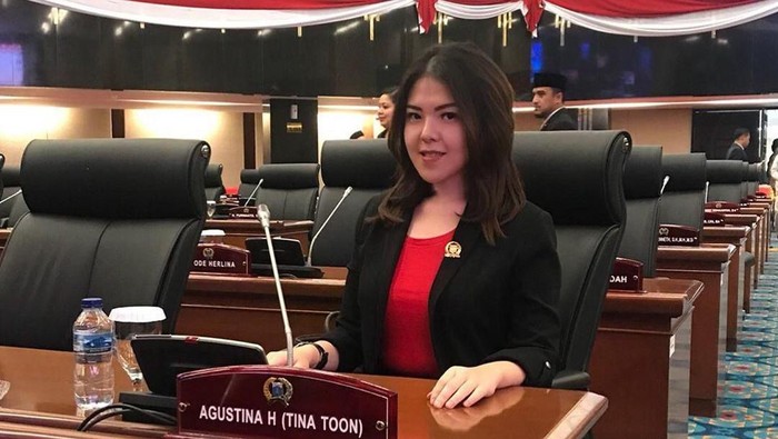Gaya Berkelas Tina Toon yang Resmi Jadi Anggota Dewan