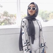 Inspirasi Model Hijab dengan Atasan Floral, Tetap Simple Tanpa Terlihat Norak