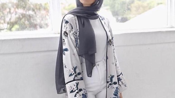 Inspirasi Model Hijab dengan Atasan Floral, Tetap Simple Tanpa Terlihat Norak