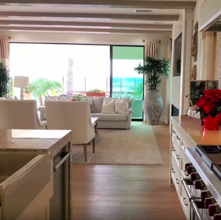 <p>Bagian dapurnya, rumah ini memiliki dua dapur. Satu dapur bersih untuk di dalam rumah dan satu dapur kotor untuk barbecue. (Foto: YouTube)</p>