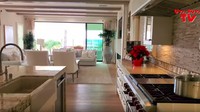 <p>Bagian dapurnya, rumah ini memiliki dua dapur. Satu dapur bersih untuk di dalam rumah dan satu dapur kotor untuk barbecue. (Foto: YouTube)</p>