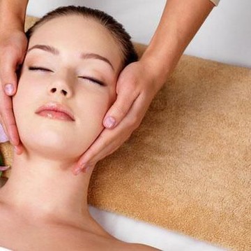 Tertarik Massage Wajah? Ini Lho Manfaat yang Bisa Kamu Dapat