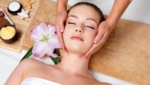 Tertarik Massage Wajah? Ini Lho Manfaat yang Bisa Kamu Dapat