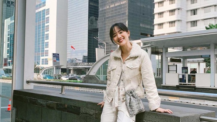 6 Inspirasi Padu Padan Jaket Jeans ala Fashion Influencer Kece Indonesia