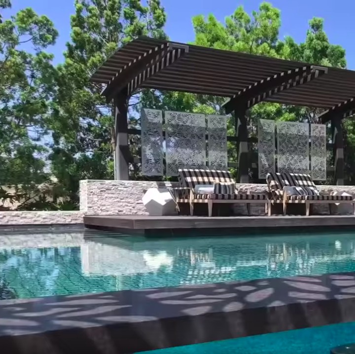 <p>Kolam renangnya juga terdapat bar. Benar-benar mewah ya, Bunda? (Foto: YouTube)</p>