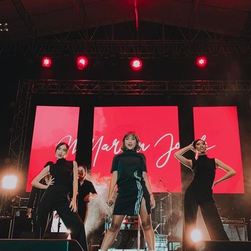 Punya Image Seksi, Ini 6 Gaya Panggung Marion Jola yang Edgy