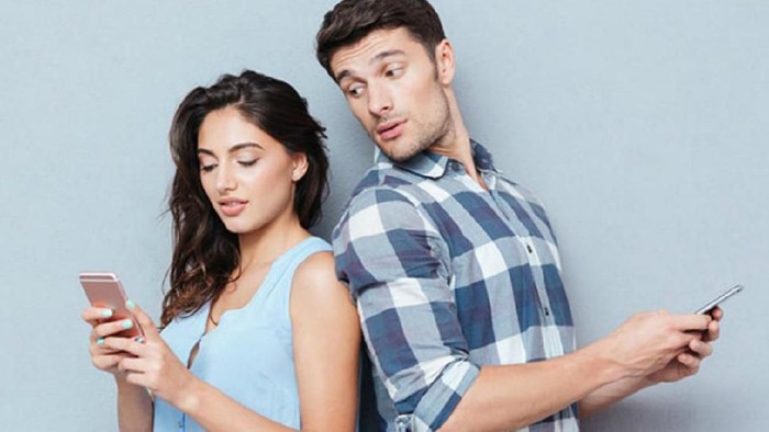 Wah, Ternyata Cowok lebih Sering Ngecek HP Pacarnya!