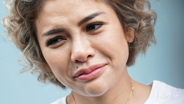 img-title Sumbang Tenaga Medis APD, Nikita Mirzani Menangis Sebut Pahlawan