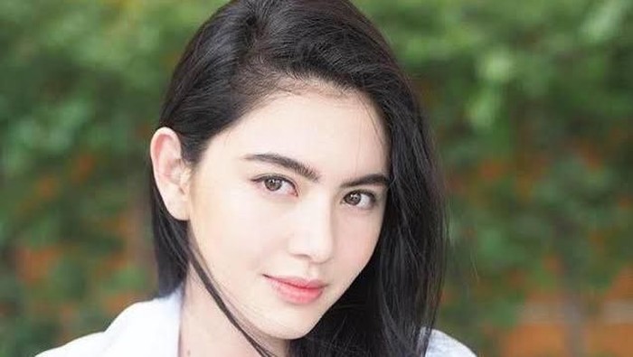 Deretan Fashion Davika Hoorne, Aktris Thailand yang Selalu Tampil Kece