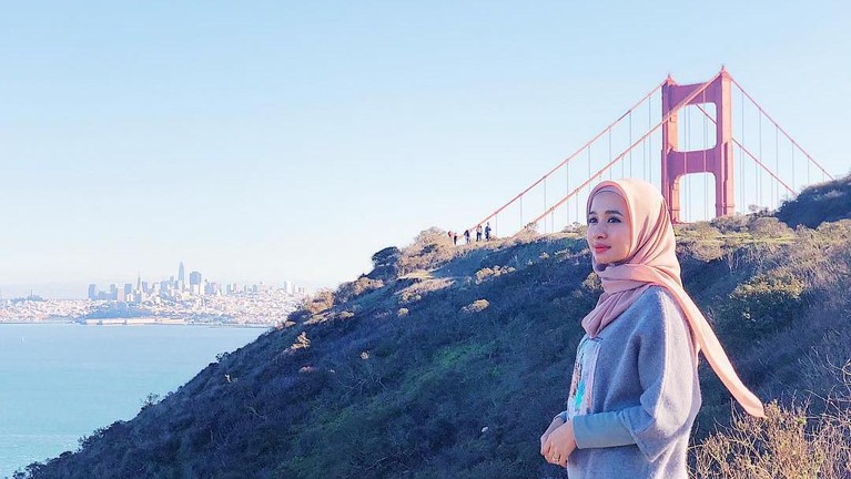 Tengah diterpa isu terkait keretakan rumah tangganya, berikut lima potret cantik aktris, Laudya Cynthia Bella, usai menikah dengan sang suami, Engku Emran.
