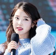 Idol K-Pop yang Tampil Stylish dan Nyaman dengan Sweter