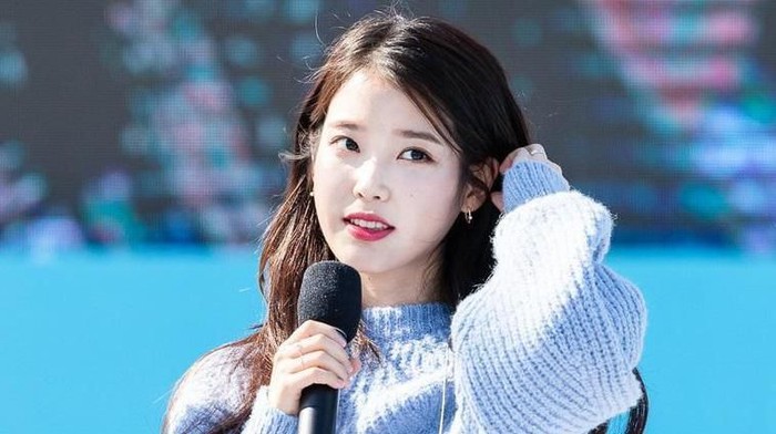 Idol K-Pop yang Tampil Stylish dan Nyaman dengan Sweter