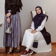 Tampil Beda, Kakak Beradik Ini Tetap Terlihat Kompak!