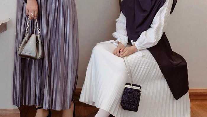 Tampil Beda, Kakak Beradik Ini Tetap Terlihat Kompak!