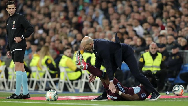Saat Real Madrid ditahan Celta Vigo 2-2, sang pelatih Zinedine Zidane tersungkur ditabrak bek Celta Vigo, Joseph Aidoo.