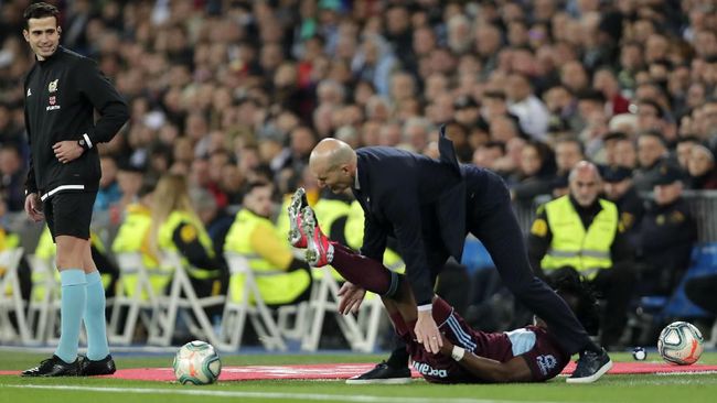 Madrid Tertahan, Zidane Tersungkur Ditabrak Bek Celta Vigo Saat Real Madrid ditahan Celta Vigo 2-2, sang pelatih Zinedine Zidane tersungkur ditabrak bek Celta Vigo, Joseph Aidoo.