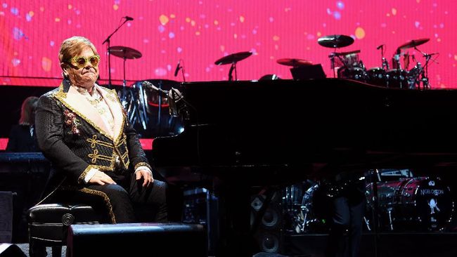 Elton John menangis ketika tiba-tiba kehilangan suara di tengah konser di Selandia Baru, Minggu (16/2). Ia mengaku baru saja didiagnosa 'walking pneumonia'.