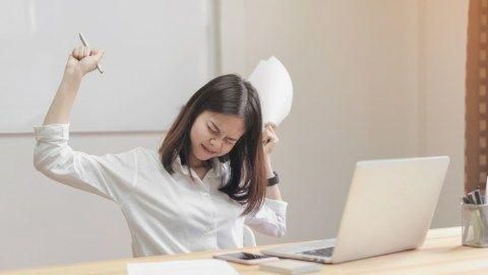 Terlalu Banyak Duduk di Kantor? Coba Lakukan Gerakan Ringan Ini Yuk!